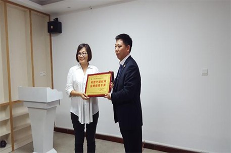 為正睿咨詢頒發(fā)轉(zhuǎn)型升級航母、業(yè)績倍增專家的牌匾