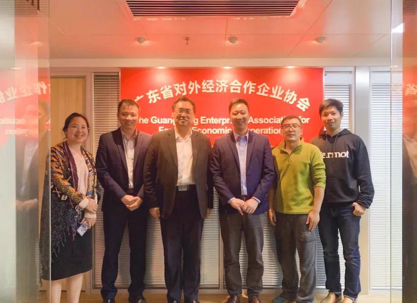 2 月 10 日 廣東省對(duì)外經(jīng)濟(jì)合作企業(yè)協(xié)會(huì)駐莫斯科代表處首席代表&俄羅斯粵商會(huì)會(huì)長(zhǎng)孫繼業(yè)、秘書長(zhǎng)于超先、秘書長(zhǎng)李欽武、正睿咨詢集團(tuán)商業(yè)服務(wù)中心總經(jīng)理武文盛（左3）、項(xiàng)目總監(jiān)譚懿（左2）合影