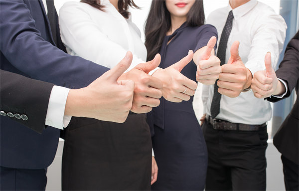 在企業管理中，專權式和民主式管理各有哪些優缺點？