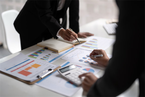 面對經濟波動，企業應該如何靈活調整薪酬策略？