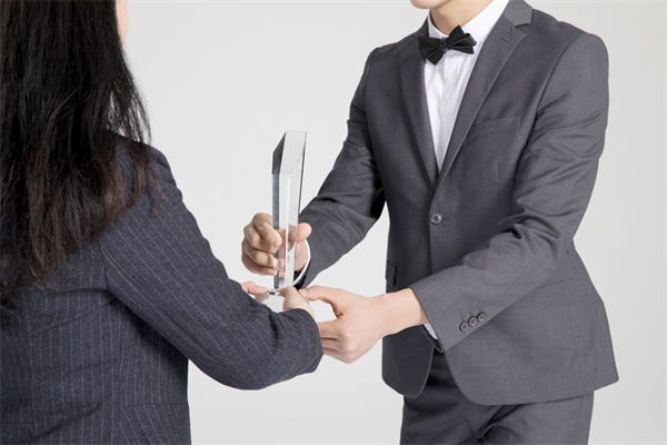 績(jī)效管理中，如何激勵(lì)優(yōu)秀員工，又幫助其提升？