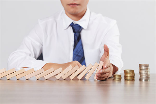 在年度經營計劃中，如何有效識別并應對潛在風險？